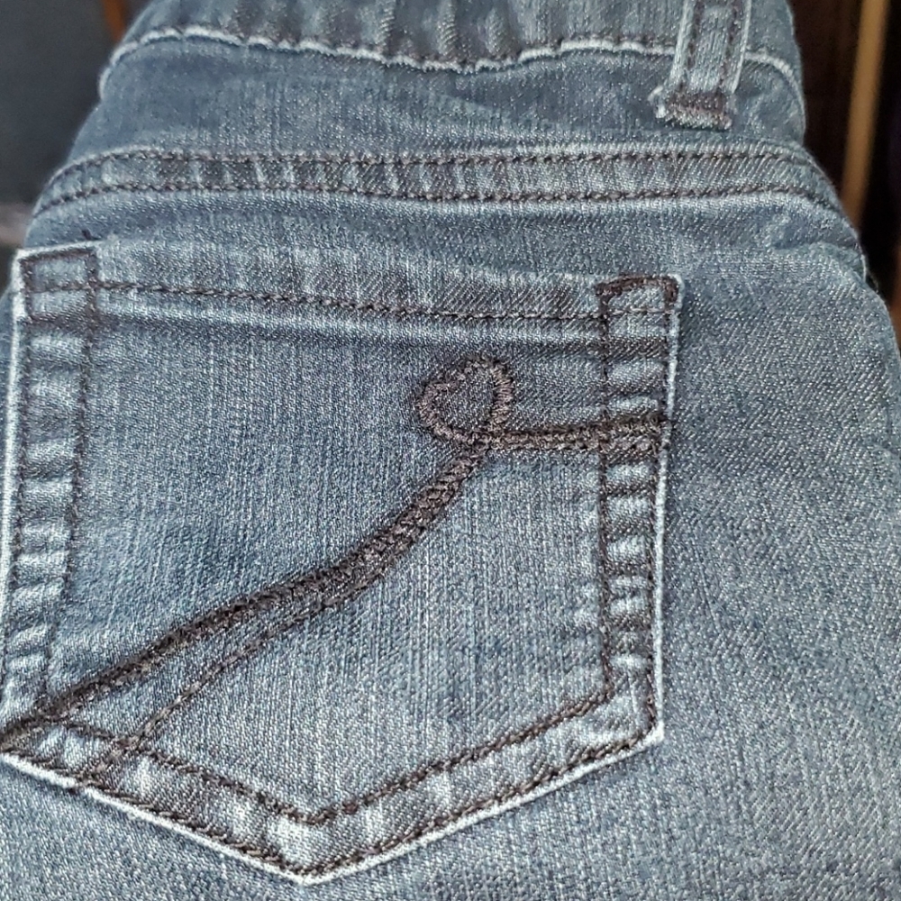 Little girls size 8 Est.89 jeans - Picture 2 of 3